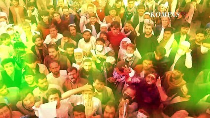 Potret Warga Afghanistan Berebut Bikin Paspor, Ditertibkan Tentara Taliban!