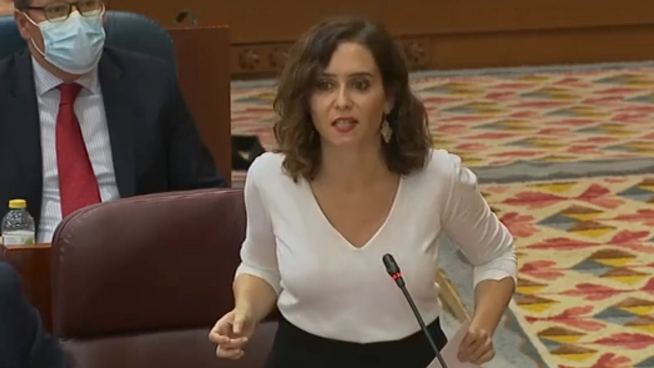 Ayuso llama "hipócrita" a gritos a la oposición: "Cualquier día van con rebequita a misa"