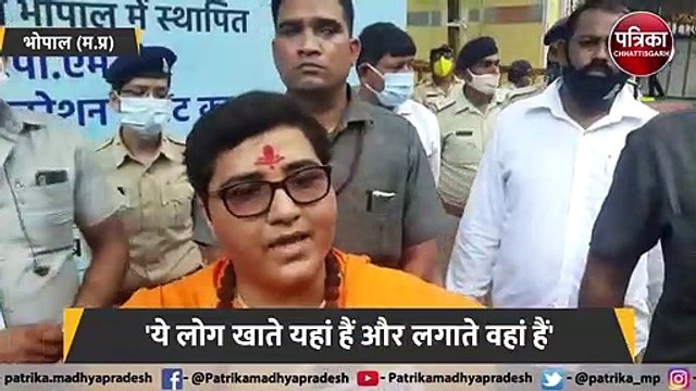 शाहरुख खान पर साध्वी प्रज्ञा का तीखा हमला, 'ये लोग खाते यहां हैं और लगाते वहां हैं'