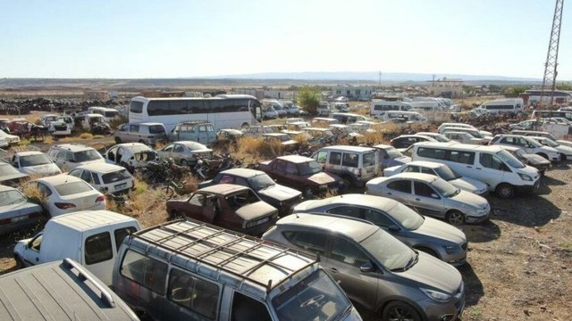 Milyonlarca TL değerinde araçlar toprağa gömülüyor