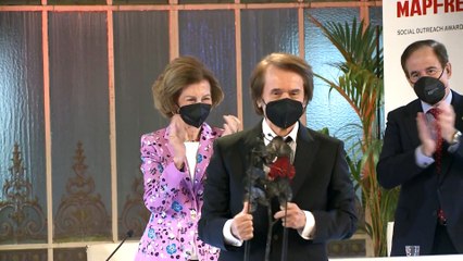 Raphael, muy emocionado tras recibir un premio de manos de doña Sofía