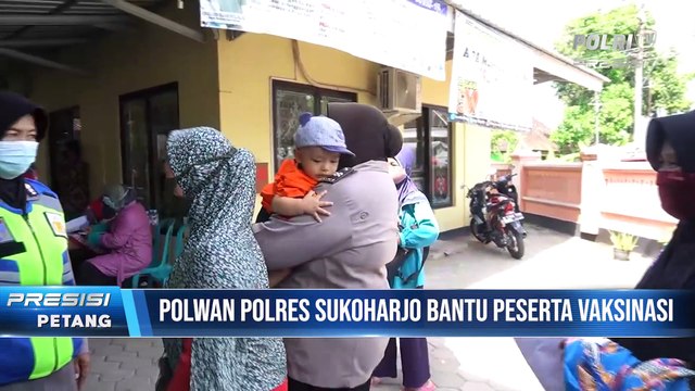 Aksi Polwan Polres Sukoharjo Atur Antrian Hingga Bantu Jaga Anak Peserta Vaksinasi