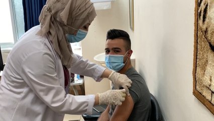 A la fuerza y con desconfianza, se dispara la vacunación entre los palestinos
