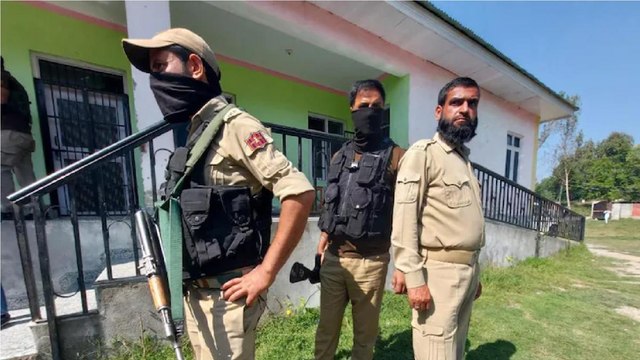 Jammu-Kashmir: Principal, teacher shot in Srinagar!