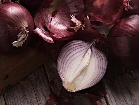 Voici des astuces insolites pour réutiliser les épluchures d'oignon !