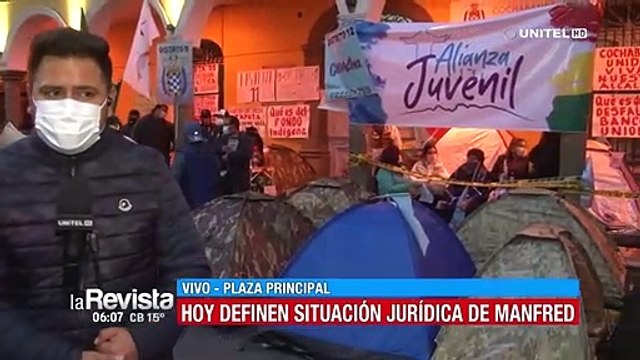Cientos de personas permanecen en vigilia en la plaza 14 de Septiembre de Cochabamba como apoyo al alcalde Reyes Villa