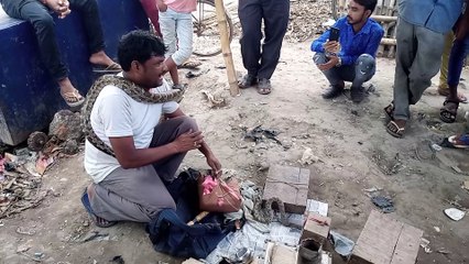 देखिए जादूगर का कमाल किस तरीके से बांध दिया एक आम आदमी का हाथ।