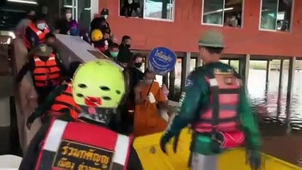 อ่างทอง นำศพลงเรือลุยฝนทำพิธีเผาศพที่เมรุกลางน้ำท่วมสูงร่วม2เมตร