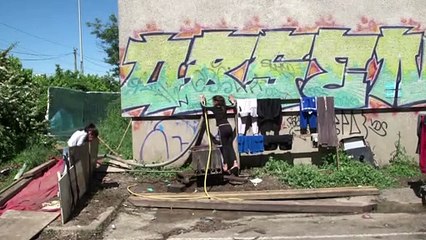 Migrantes em Calais sofrem "humilhações e assédios diários"