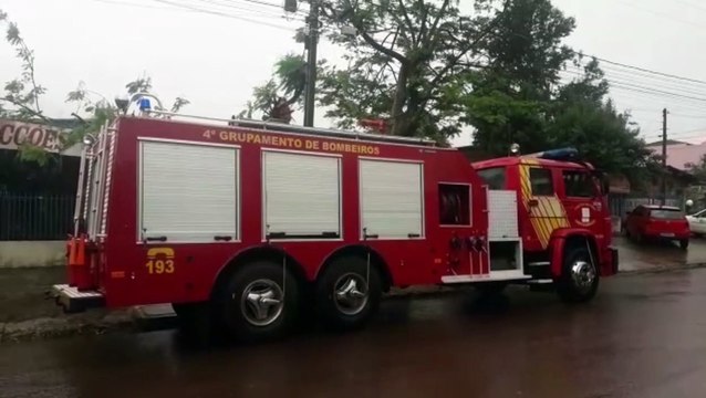 Árvore cai em estrutura de residência no Bairro Cataratas