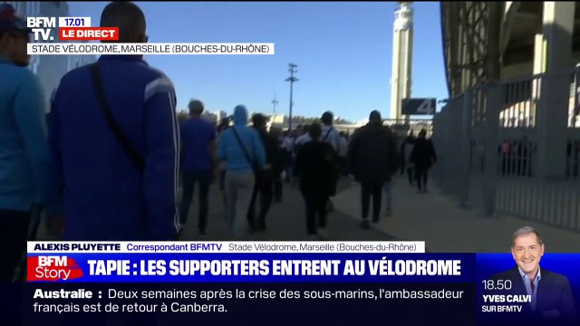 Hommage à Bernard Tapie: les supporters de l'Olympique de Marseille entrent dans le stade Vélodrome