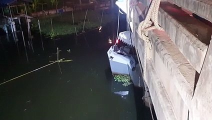 เรือผลักดันน้ำของกองทัพเรือที่มาผลักดันน้ำในคลองสำโรงเกิดชำรุดจมใต้น้ำ 2 ลำ