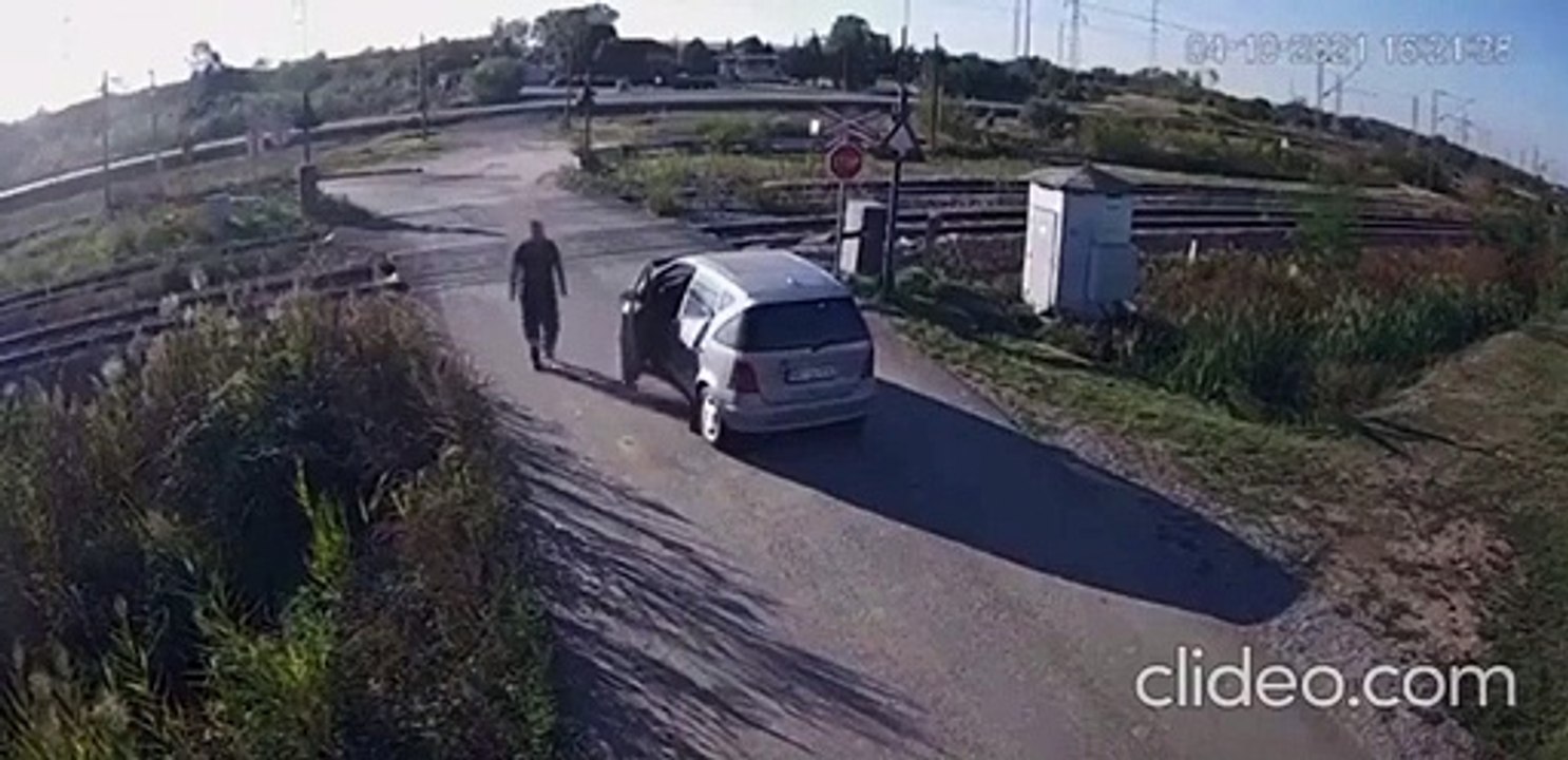 Il prend d'énormes précautions pour traverser la voie ferrée mais ça ne suffit pas