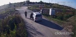 Un piéton maladroit mais chanceux au moment de traverser la voie ferrée