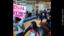 Cientos de estudiantes protestaron tras prohibirle a una alumna trans entrar al baño de mujeres