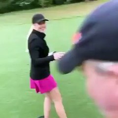 Elle forme une drôle de forme avec la rosée dans cette herbe