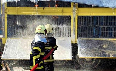 Kaynak yapılan kamyon kasası alevlere teslim oldu