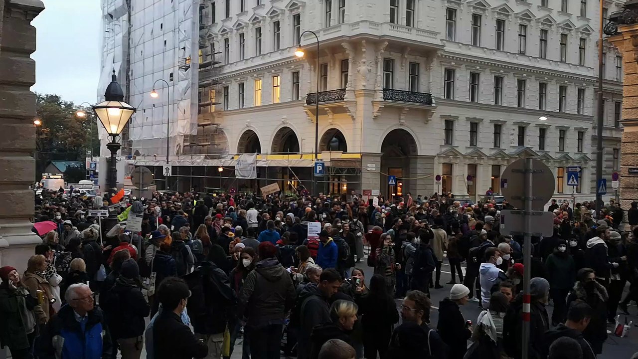 Menschen versammeln sich vor der ÖVP-Zentrale