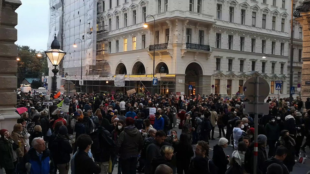 Menschen versammeln sich vor der ÖVP-Zentrale