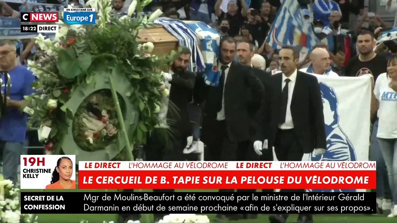 Regardez le cercueil de Bernard Tapie qui entre à Marseille sur le terrain du Stade Vélodrome en musique et qui est acclamé par la foule des supporters