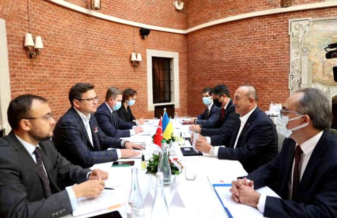 Çavuşoğlu'ndan Macron'a sert tepki: "Sömürgecilik gibi kara bir lekesi olmayan Türkiye'yi bu tartışmaların içerisine çekmeye çalışması...