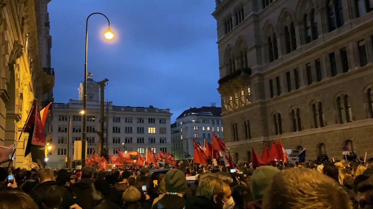 Vengaboys-Musik vor der ÖVP-Zentrale