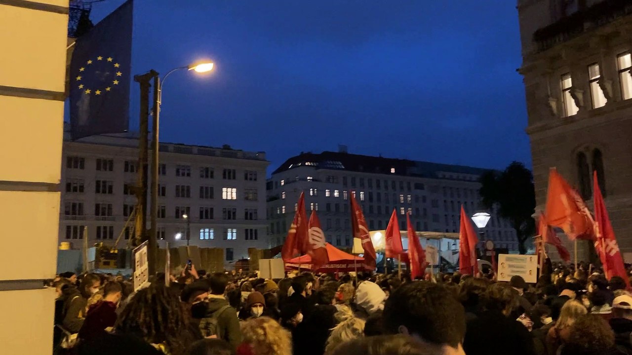 „Nieder mit der ÖVP“- Rufe vor Parteizentrale