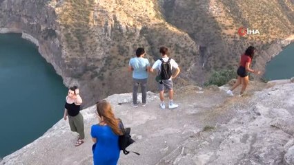 Son dakika haberi... Yerli ve yabancı turistler ölüme aldırış etmeden uçurumun kenarında fotoğraf çektiriyor