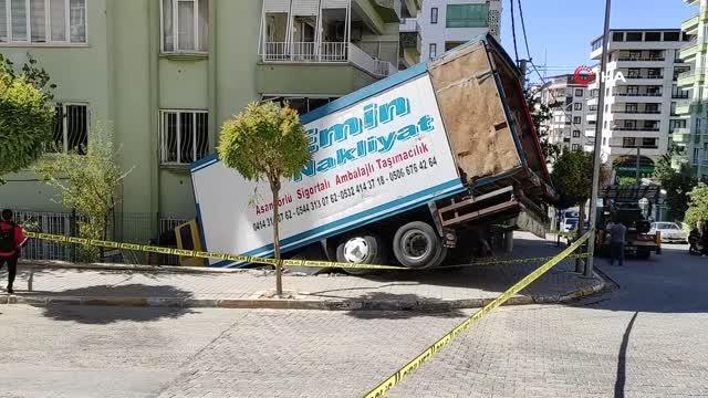 Freni boşalan yük kamyonu binanın duvarına çarptı