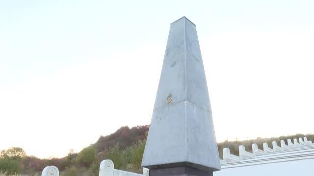 İVANO-FRANKİVSK - Bakan Çavuşoğlu, Birinci Dünya Savaşı'nda şehit düşen Türk askerlerinin Ukrayna'daki şehitliklerini ziyaret etti