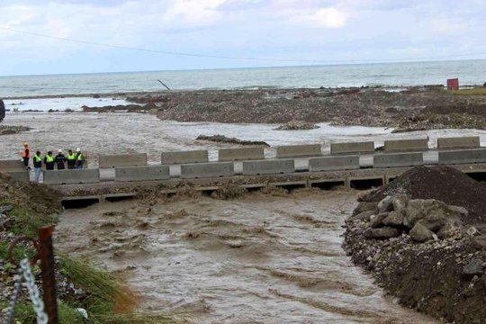 Kastamonu ile Sinop'u birbirine bağlayan geçici köprü, taşma noktasına geldi