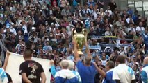 En bleu et blanc, des supporters de l'OM disent adieu au 