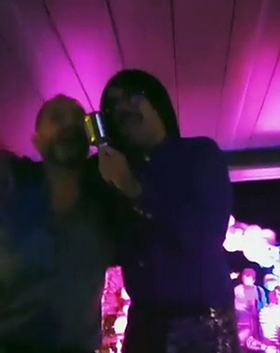 Σφήνος: Το ατύχημα που παραλίγο να καταλήξει σε τραγωδία-Κατέρρευσε η εξέδρα την ώρα που τραγουδούσε