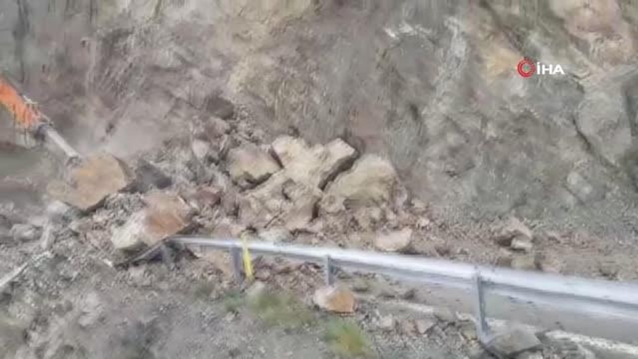 Heyelan nedeniyle bir köy yolu ulaşıma kapandı