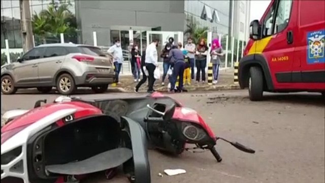 Motociclista fica ferida em forte colisão com carro na Rua Nereu Ramos e é levada ao HUOP