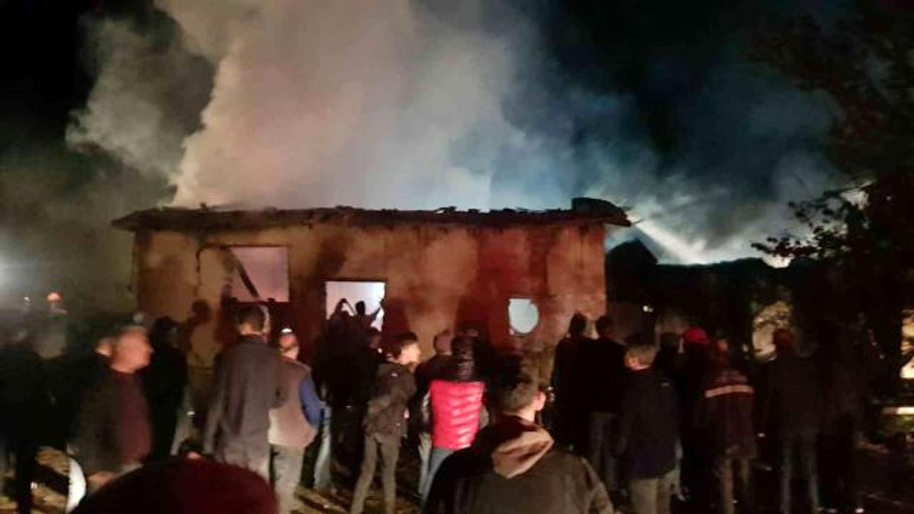Çayırlı'da bir ev, ahır ve samanlık yanarak kül oldu