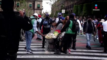 VIDEO: Comerciantes lanzan elotes a policías de la CDMX