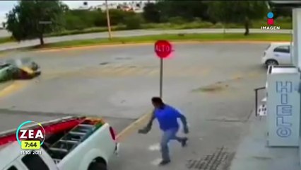 Tripulantes pierden el control y terminan frente a una tienda de abarrotes