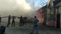Son dakika haberi! Alev alan otomobildeki yangının sıçradığı 3 iş yeri hasar gördü
