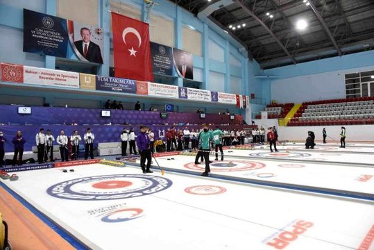 Curling 2022 Kış Olimpiyat Oyunları ön eleme müsabakaları Erzurum'da devam ediyor