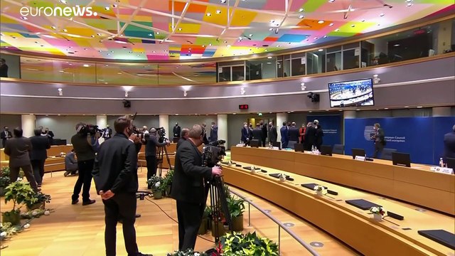 На кону - евро Венгрии и Польши