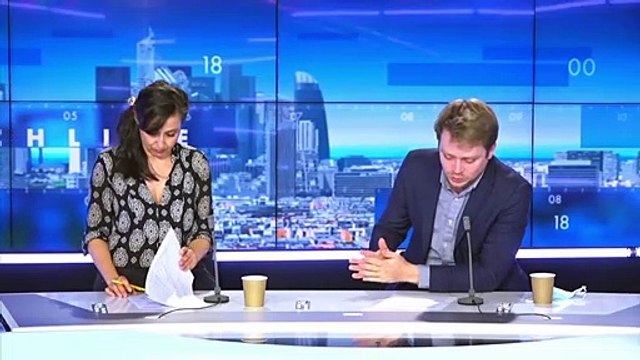 Football : Emmanuel Macron chausse ses crampons pour l'opération Pièces Jaunes