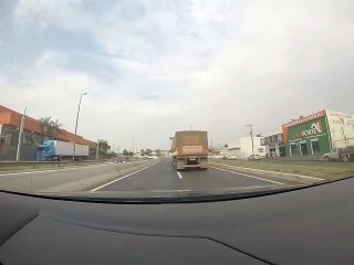 Agentes da PRF perseguem motorista que roubou rodotrem em Minas; assista