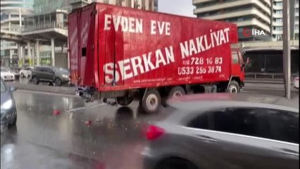 Beylikdüzü E-5 Yanyol'da bir kamyon, iki minibüs ve bir otomobilin karıştığı zincirleme kaza meydana geldi.