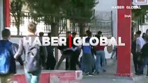 Liseli öğrencilerin okul önünde bıçaklı kavgası kamerada!