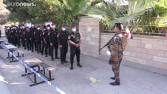 شاهد: القوات الأمنية والنازحون والسجناء يدلون بأصواتهم في الانتخابات التشريعية بالعراق