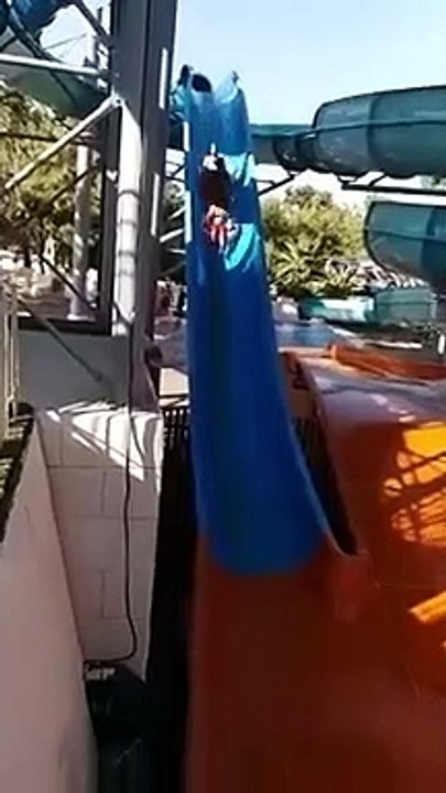 Il prend mal la sortie d'un toboggan aquatique et fait une belle chute !