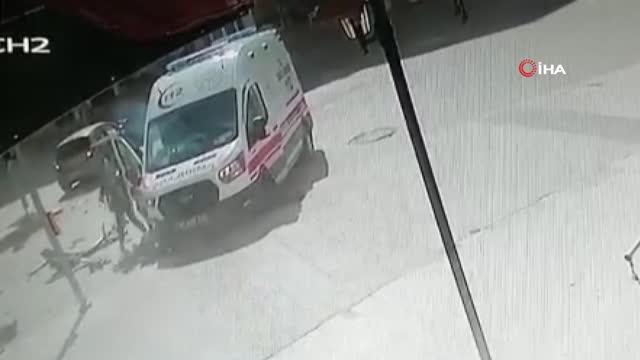 Son dakika haberi... Kaldırımda bekleyen vatandaşların ölümden saniyelerle kurtulduğu anlar kamerada