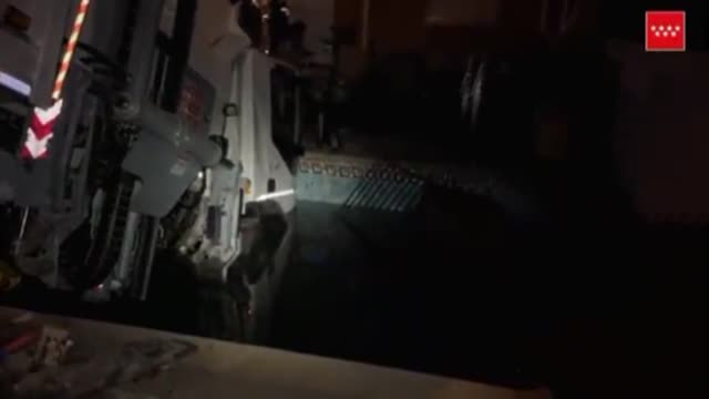 Un camión de la basura cae a la piscina de un chalet en Parla (Madrid) tras atravesar un muro