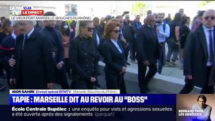 La famille se dirige vers la cathédrale de la Major en suivant le corbillard